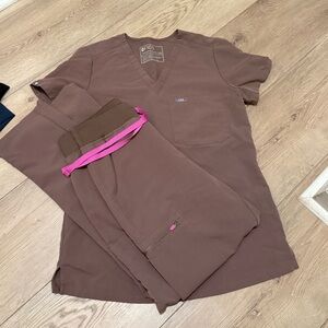 Figs Women’s “Smokey Taupe” set - Yola Skinny Pants XS, Catarina Top XXS